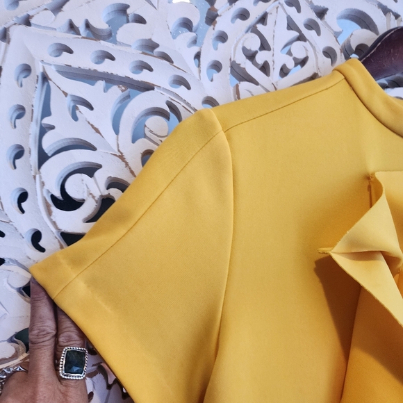 GRACIA YELLOW FLORAL BLOUSE SHORTS SLEEVES BACK ZIPPER WOMENS SIZE SMALL - Picture 5 of 10